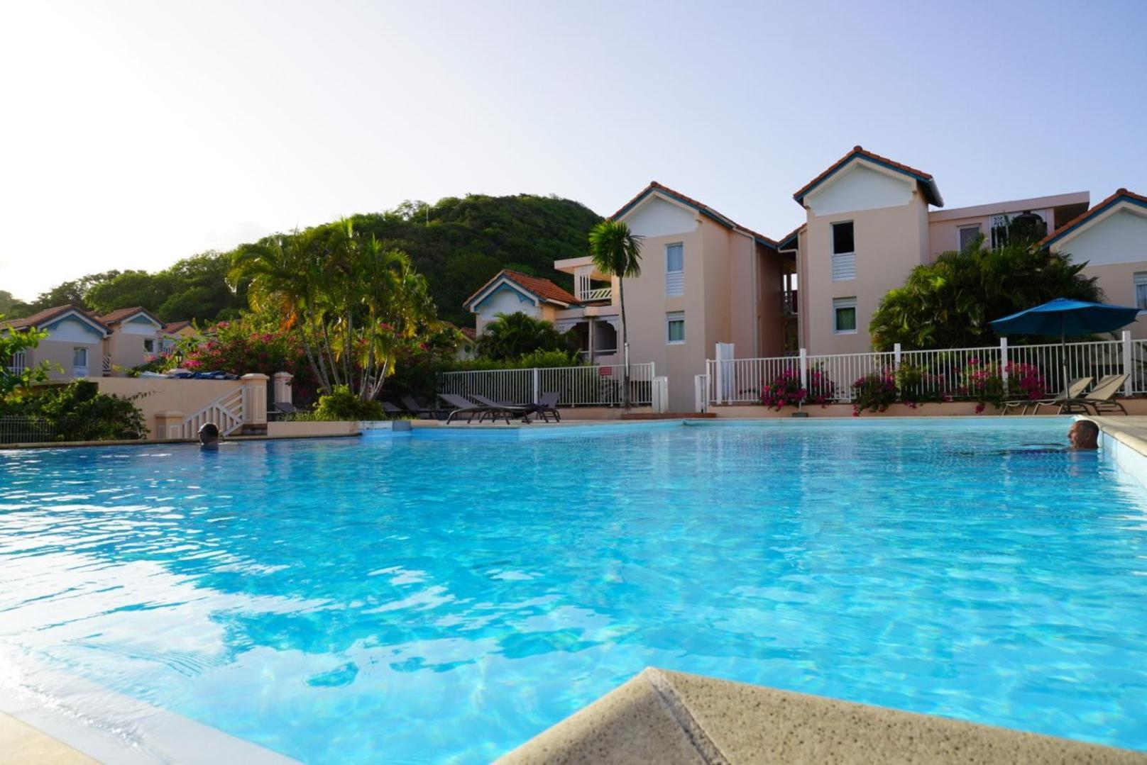 T2 Spacieux, Confort, Piscine & Plage A Sainte-Anne Luaran gambar